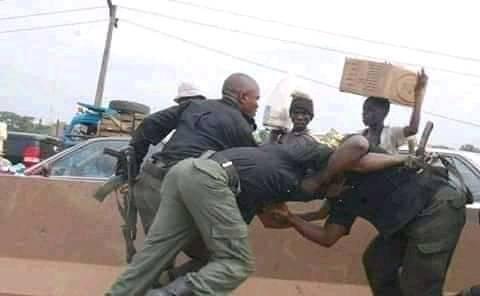 Nigerian Police Officers Caught Fighting While on Duty