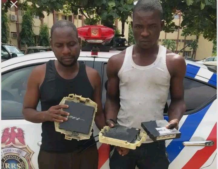 See How These Two Men Specializes In Stealing Spare Parts From Cars