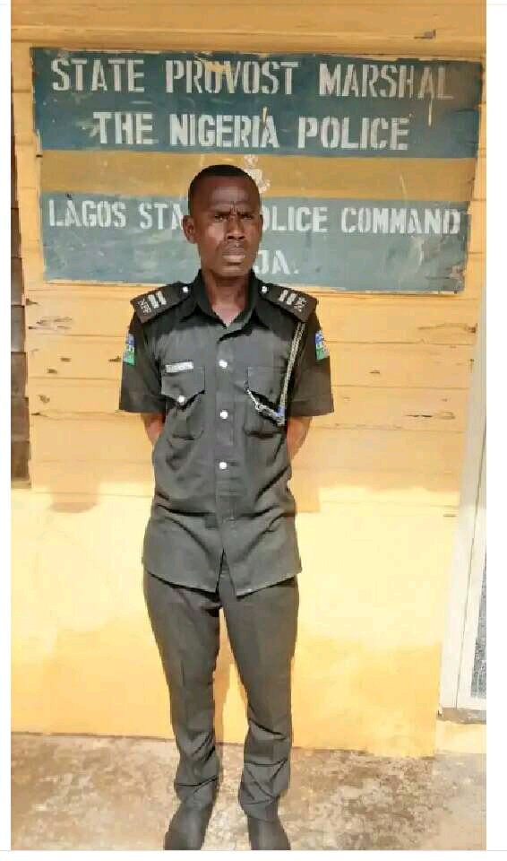 See the Face of Police Inspector Caught While Stealing The Sum Of N40,000 From A Taxi