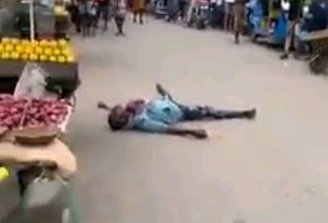 MORE HARDSHIP IN NIGERIA!!! Man Stabs Himself, Tries To Cut His Own Throat In Suicide Attempt At Delta Market