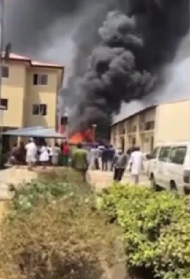 BREAKING NEWS - Asokoro Hospital on Fire in Abuja (Photos)