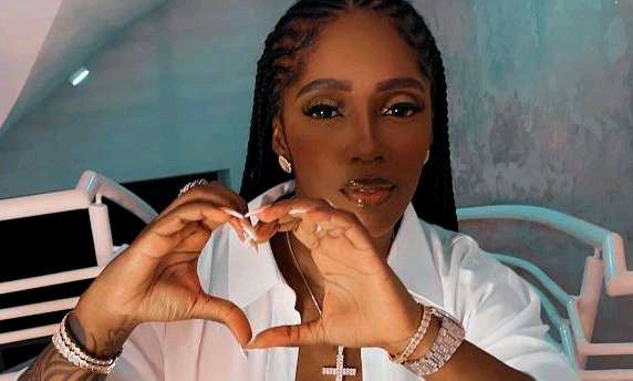 Not Again! Fans Blast Tiwa for Doing Sign of the Cross Holding Alcohol Before Going Onstage