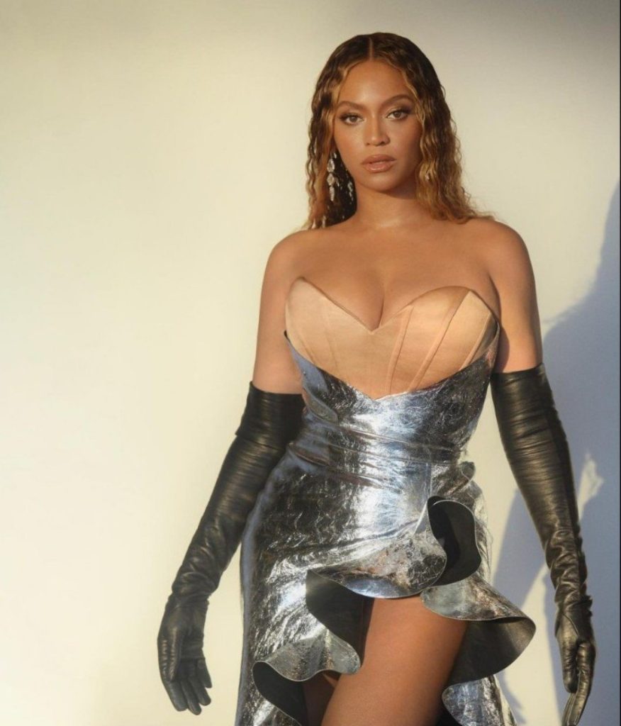 Video: Moment Beyonce mistakenly exp0$ed her Kpekus while performing on stage