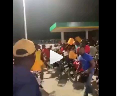 VIDEO: Nigerians Fight in Filling Stations Over Scarcity of Fuel As Petrol Sells for N570 /600