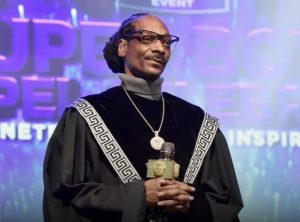 Snoop Dogg Sings “I’d Rather Have Jesus,” Stirring Faith and Doubt